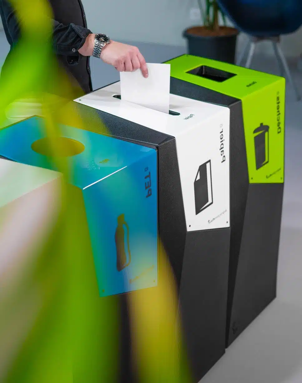 Îlot de tri de poubelles Facet GreenOffice, personnalisé pour le tri des déchets en entreprise.