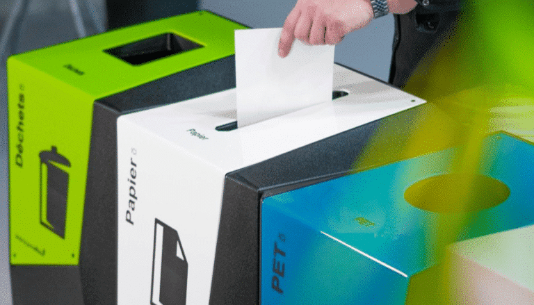 ilot de trois poubelle tri sélectif avec un main qui jette un papier