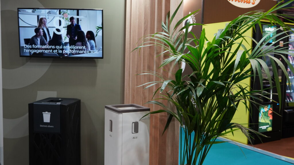 Deux bornes de tri Greenoffice, une Sakura et une ULTRA, disposées devant un mur et une plante, montrant l'adaptabilité de nos bornes.