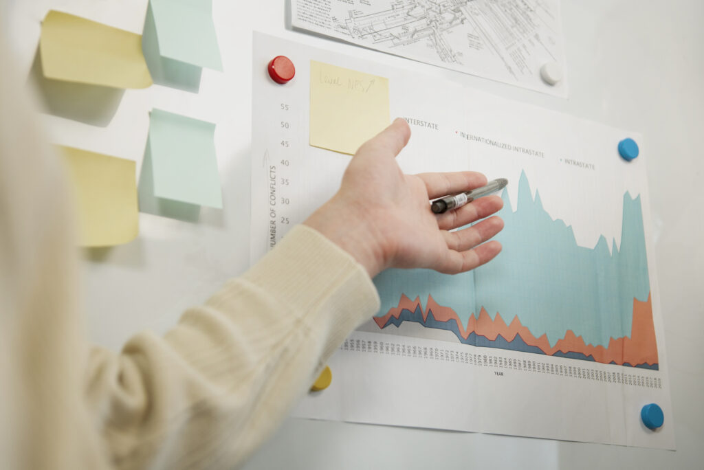 Graphique accroché sur un tableau blanc montrant des statistiques en hausse.