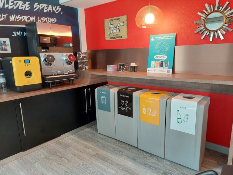 Ilot de 4 poubelles de tri Agora de la gamme greenoffice personnalisé en blanc, jaune, noir et gris